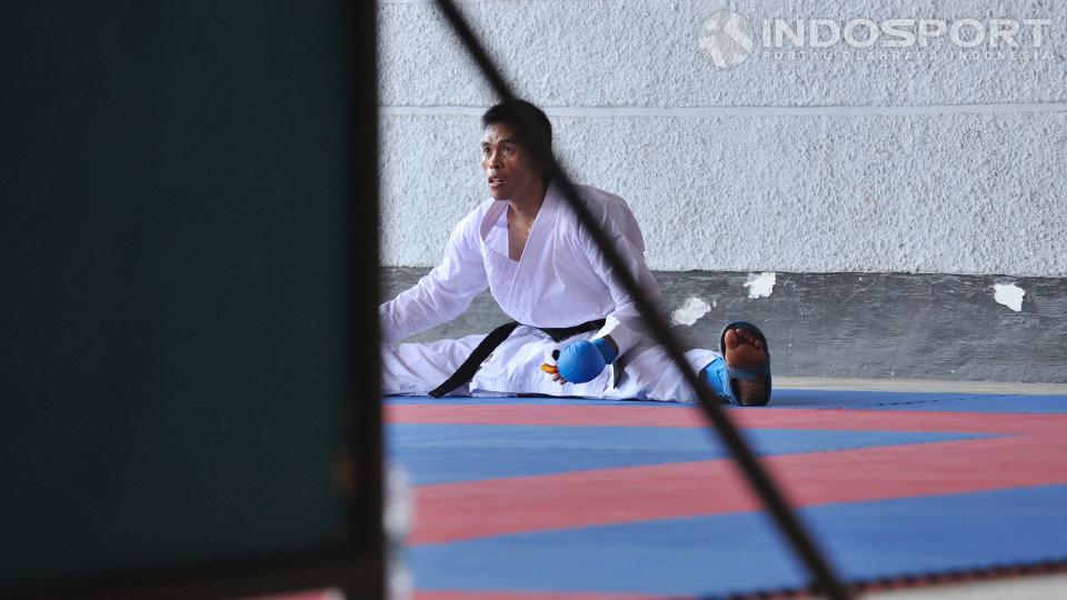 Suryadi melakukan pemanasan sebelum berlatih bersama rekan tim karate lainnya di kawasan Gelora Bung Karno, Rabu (24/09/14).